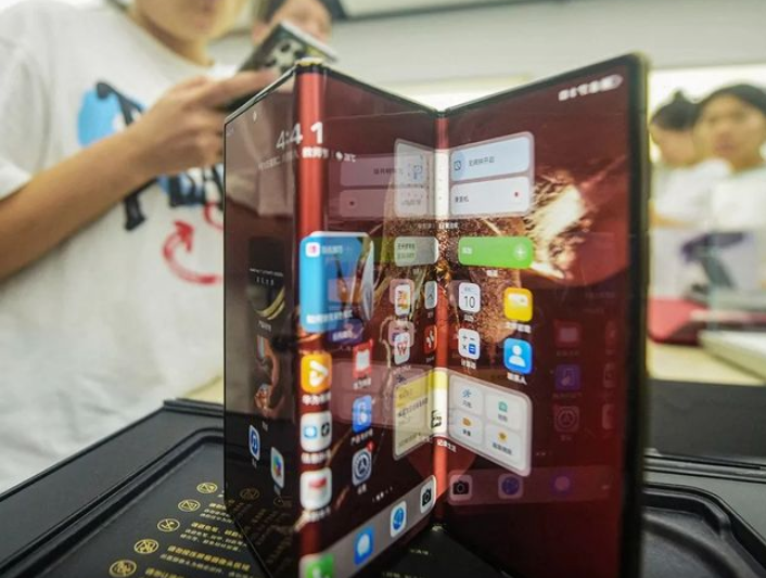 Huawei Cetak Rekor Dunia: Luncurkan Ponsel Lipat 3 Pertama, Beberapa Jam Setelah iPhone 16 Debut