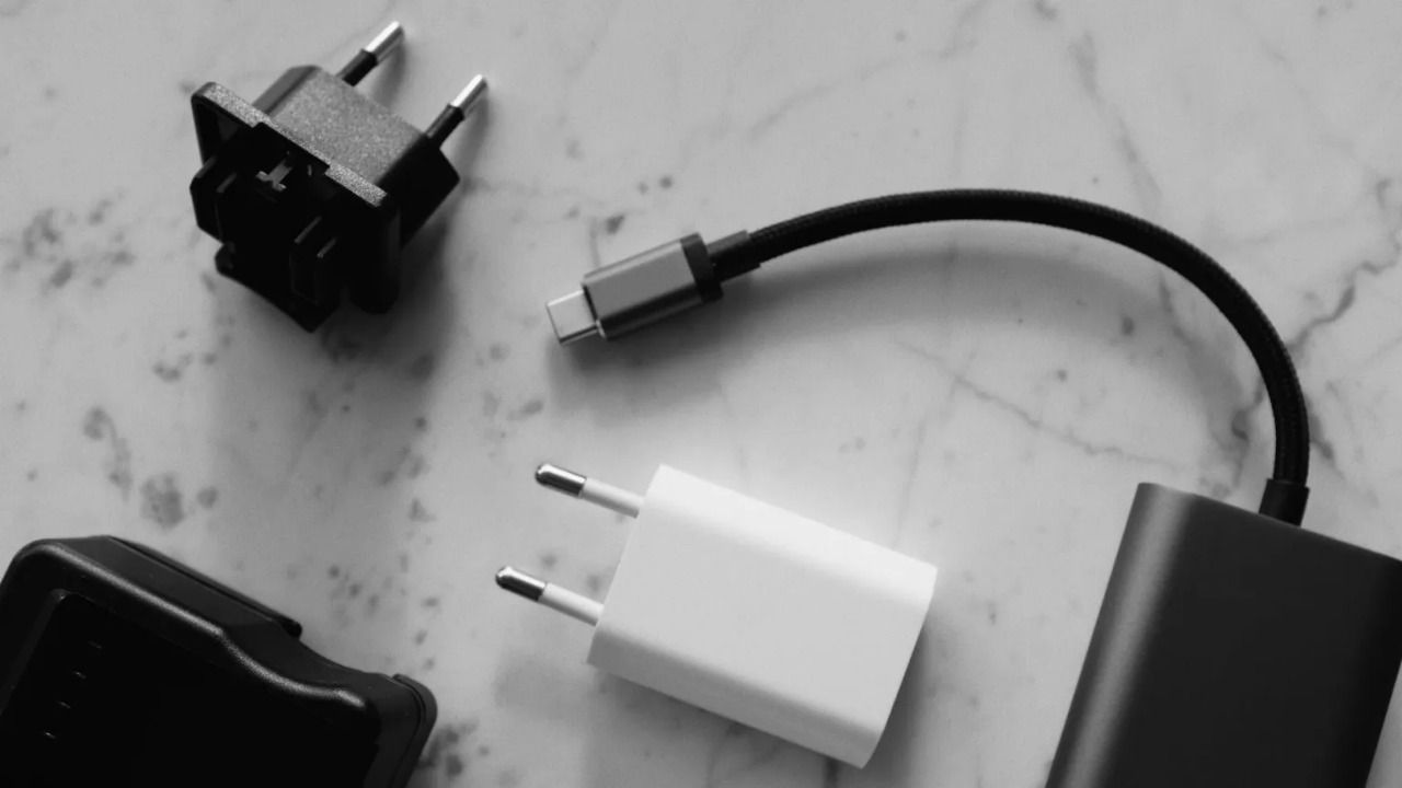 Jangan Asal Beli! Berikut 8 Alasan Harus Pakai Charger Original