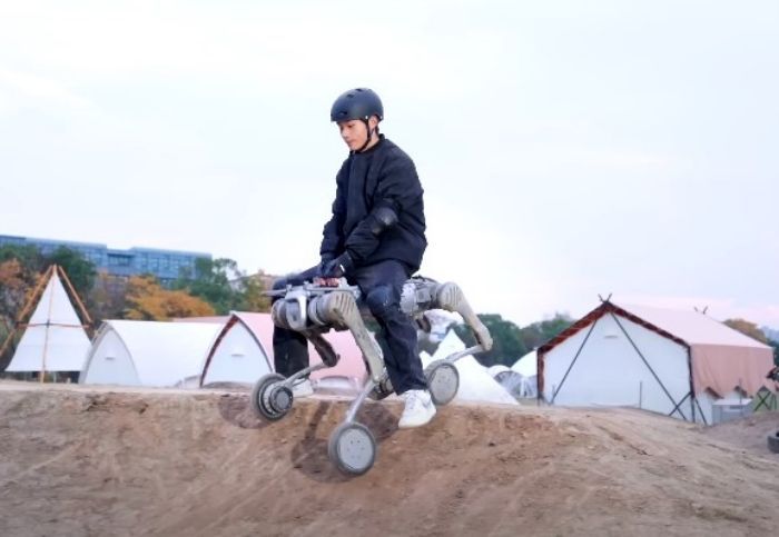 Robot China B2-W Ini Bisa Salto hingga Boncengi Manusia