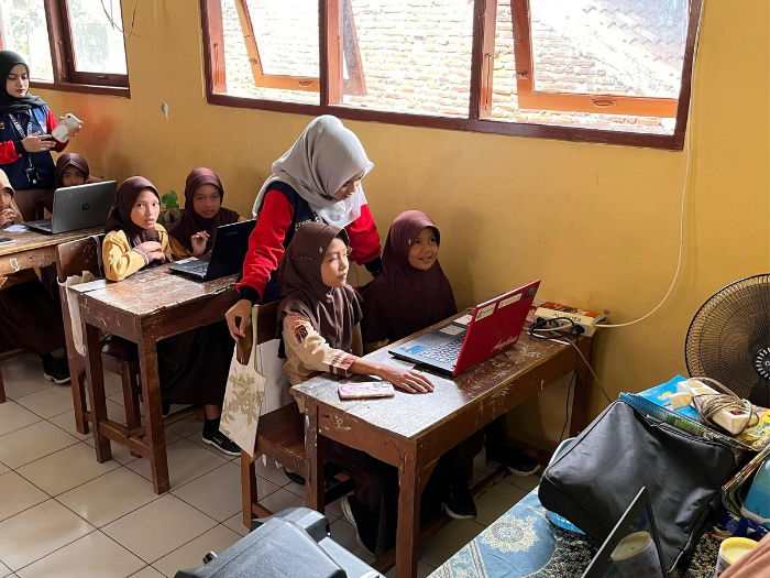 Mengenalkan Coding Sejak Dini, Mahasiswa KKN UPGRIS Latih Siswa SDN 01 Gebugan