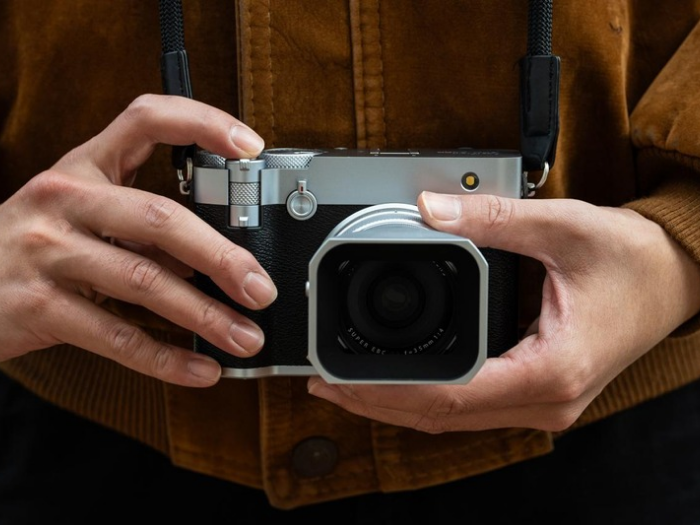Fujifilm GFX100RF Resmi Hadir di Indonesia: Kamera Ringkas dengan Sentuhan Analog Klasik