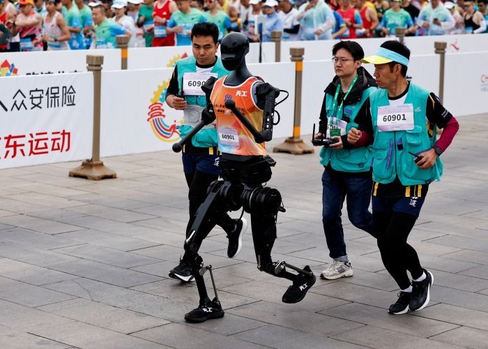 Lomba Lari Maraton Robot Humanoid di China, Ada yang Pakai Sarung Tinju!