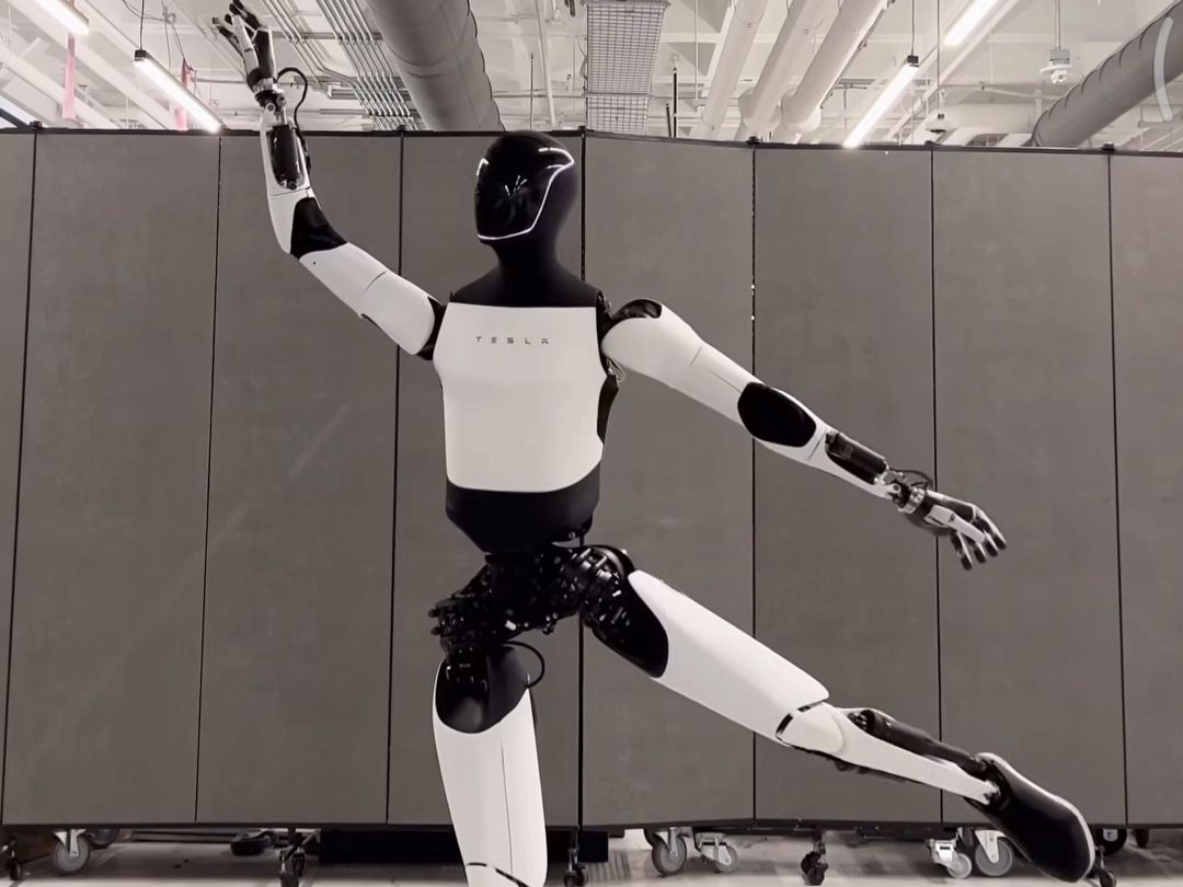 Elon Musk Pamerkan Kemampuan Robot Tesla Optimus Menari Balet dan Shuffle Dance