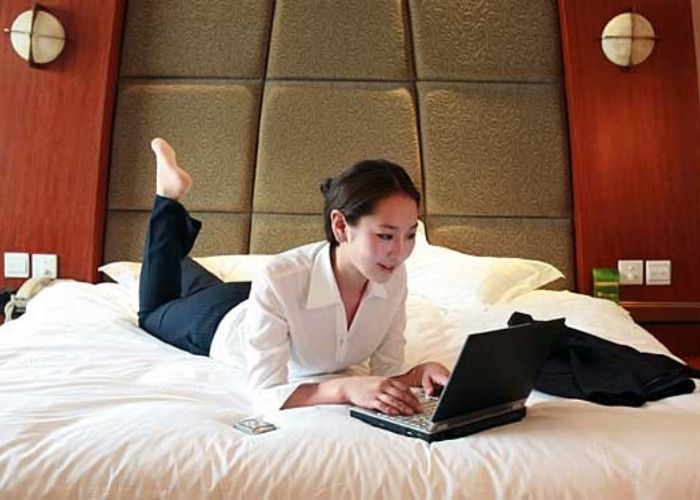 5 Tips Aman Menggunakan Laptop di Atas Kasur agar Tidak Cepat Rusak