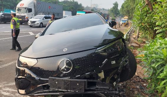 Mercy Listrik Kecelakaan di Tol JORR, Sopir Ngaku Setir Menarik ke Kiri