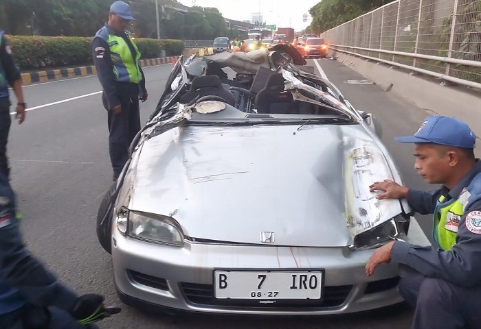Brak! Estilo Tak Berbentuk Usai Tabrak Tiang Lampu Jalan di Jakut