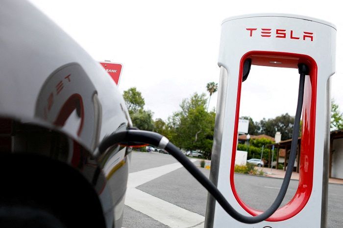 Mercedes-Benz Pakai Teknologi Pengisian Baterai NACS Tesla di Amerika Utara pada 2025