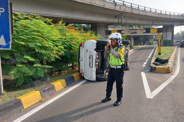 Daihatsu Ayla Kecelakaan Tunggal di GT Tomang sampai Terbalik, Sopir Diduga Mengantuk