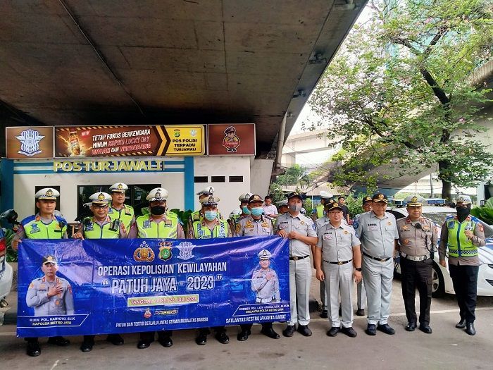 Operasi Patuh di Jakbar, Polisi Malah Sebar Helm Hingga Voucher Servis Gratis