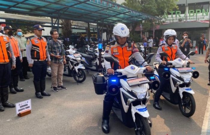 Telan Anggaran Rp7 M, Pemprov DKI Jakarta Serahkan Ratusan Kendaraan Listrik ke Petugas Dishub
