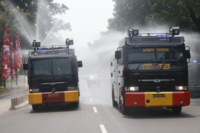 Momen Atraksi Mobil Water Cannon Siram Jalan Protokol di Jakarta Untuk Kurangi Polusi Udara