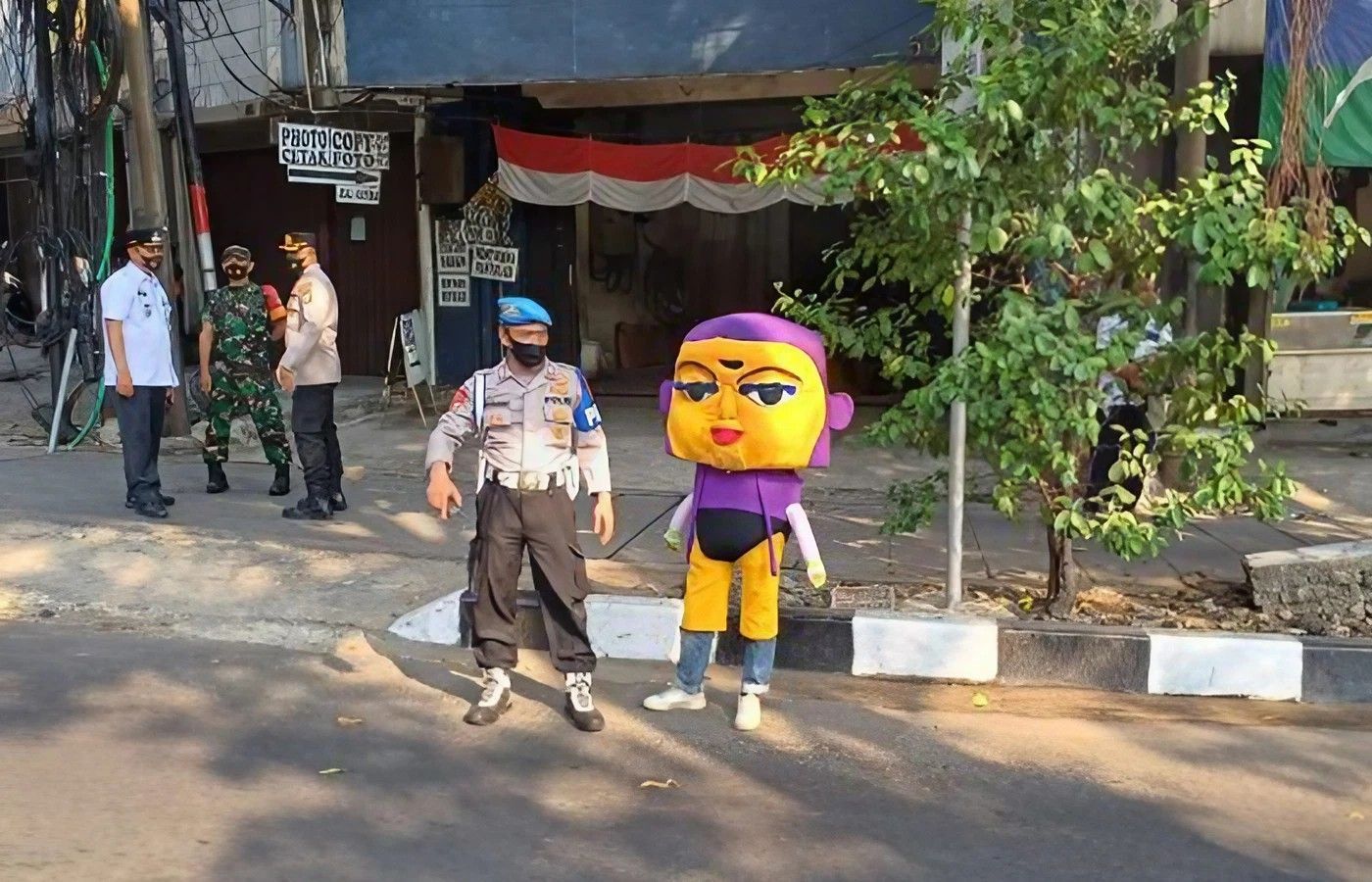 Badut Mampang Ikut Sosialisasikan Tertib Lalu Lintas ke Pengendara