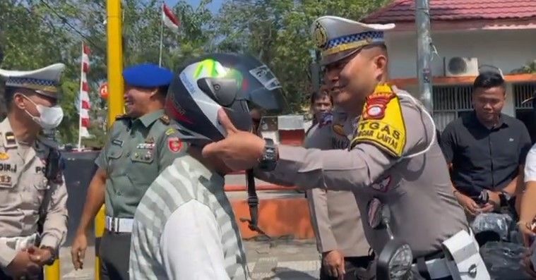 Bukannya Ditilang, Pengendara Tak Memakai Helm di Parepare Malah Diberi Hadiah Helm