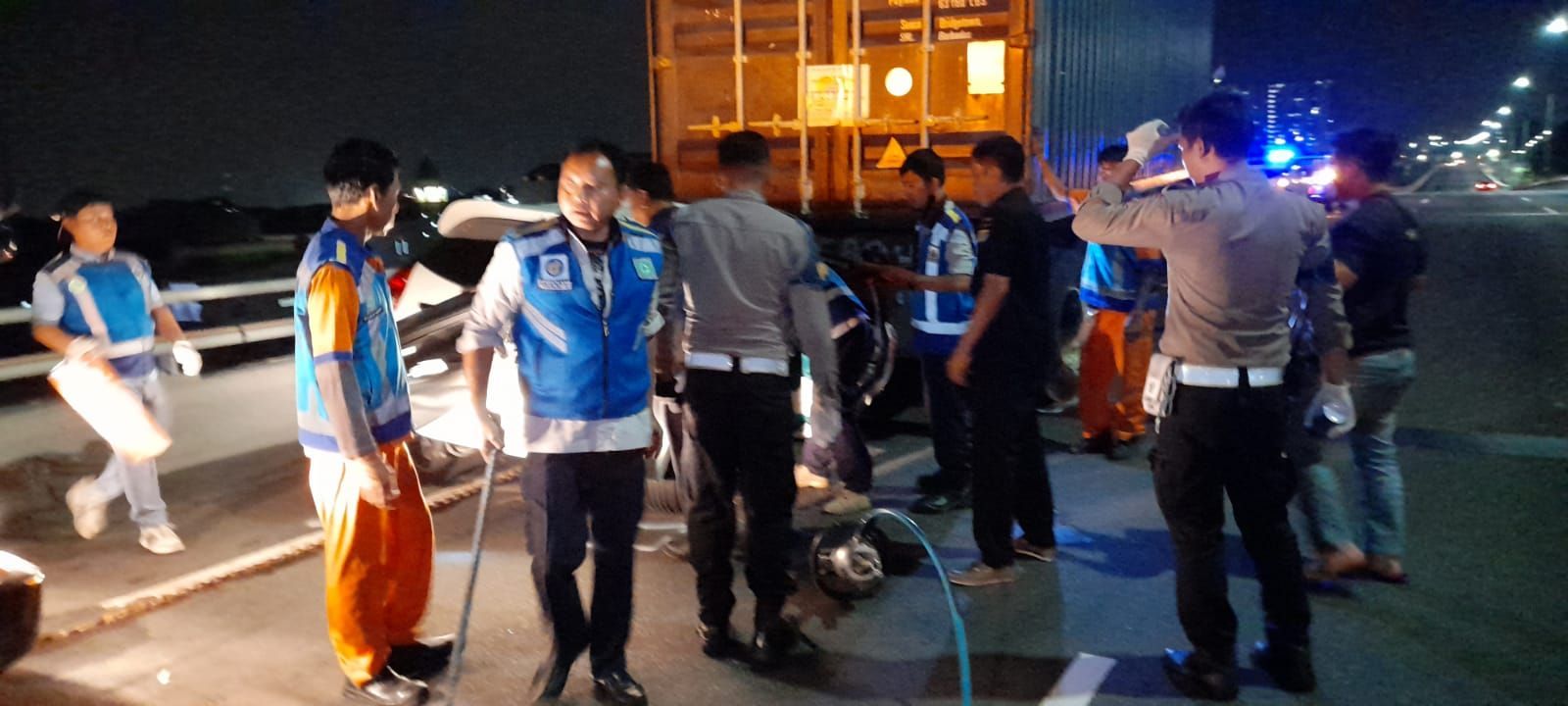 Brak! Yaris Seruduk Truk di Tol Dalkot, Wanita Pengendaranya Sampai Tewas