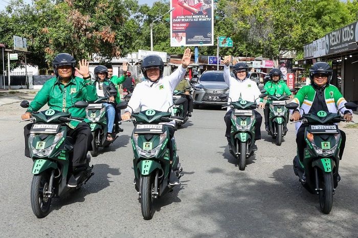 Kala Plt Ketum PPP Mardiono Keliling Banda Aceh Menggunakan Sepeda Motor Bersama Kader 