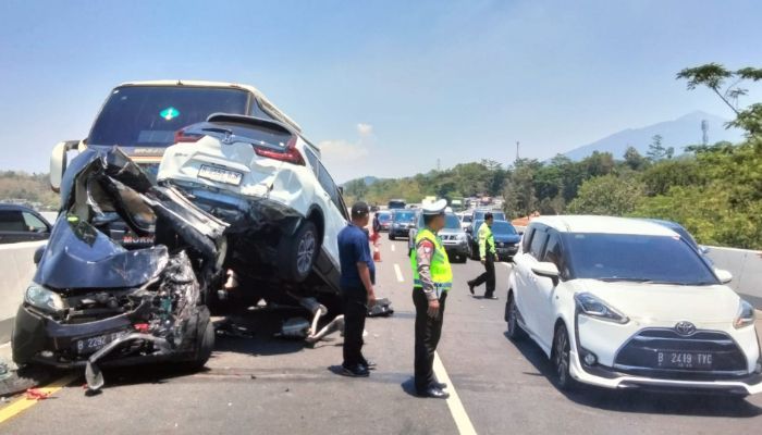 Brak! Kecelakaan Beruntun di Tol Banyumanik, Bus Hajar Tronton dan 4 Mobil