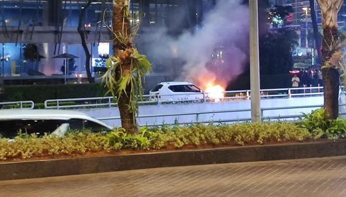 Viral Mobil Terbakar di SCBD Malam Ini Tinggal Rangka, Asap Pertama Kali Muncul dari Kap Mesin