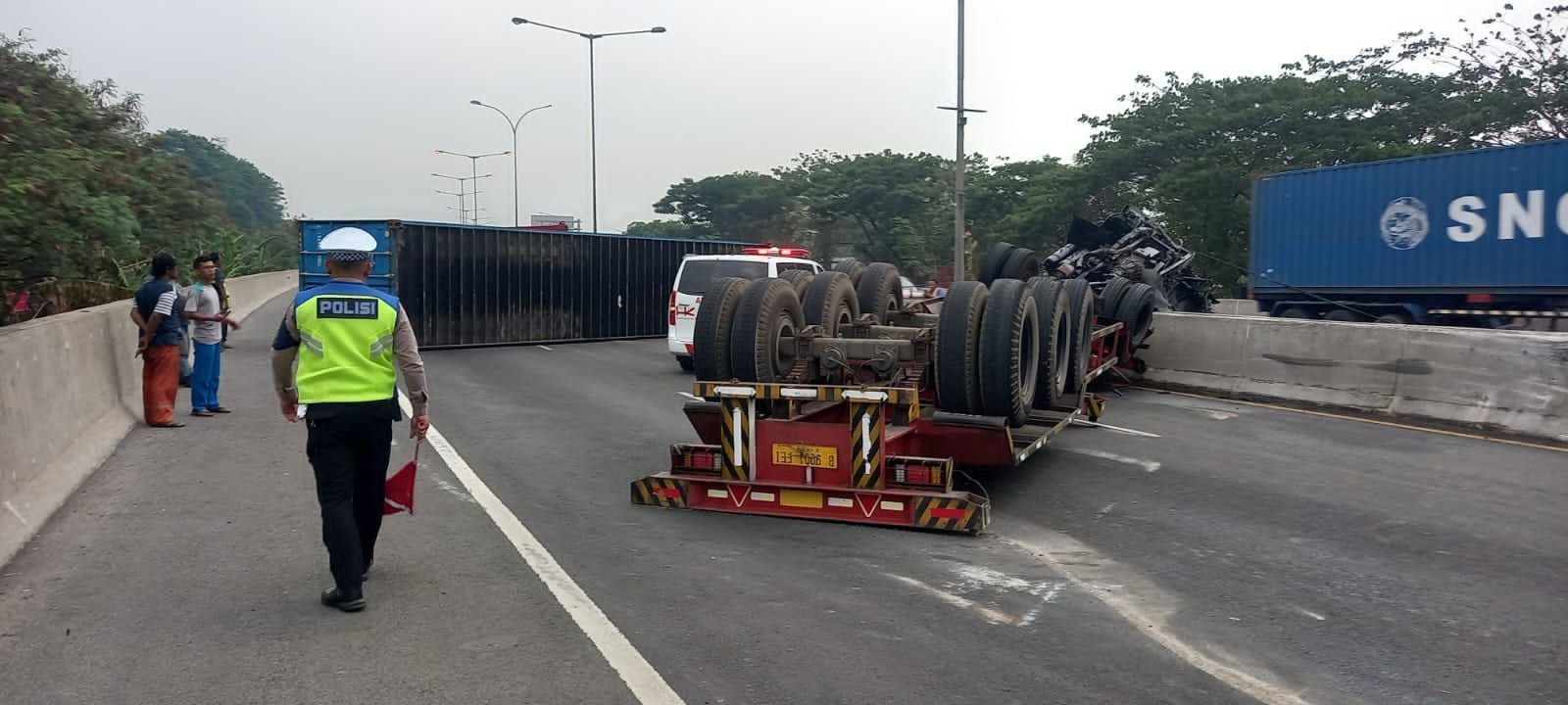 Truk Trailer Terguling di Tol JORR Pagi Tadi, Penyebabnya Sopir Mengantuk