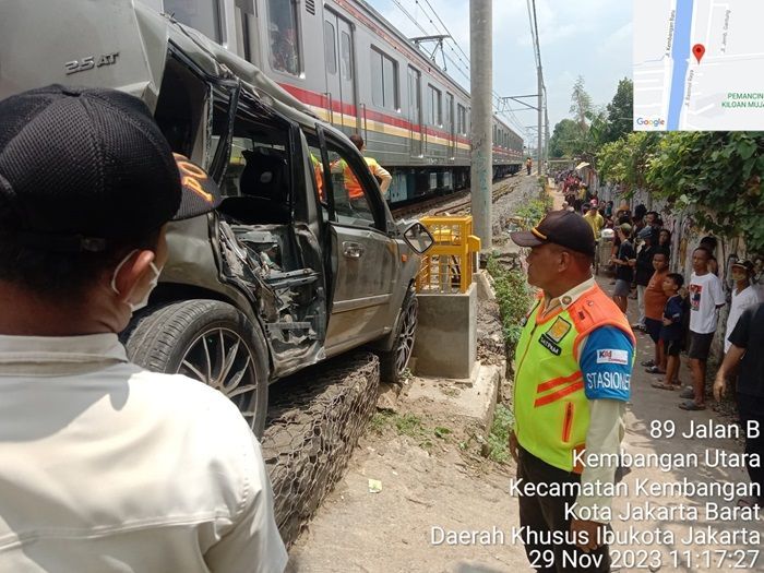 Tragis! X-Trail Tabrak Penjaga Rel di Jakbar Disusul Dihantam KRL
