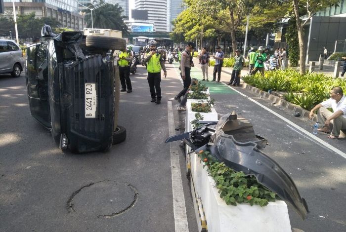 Satu Unit Avanza Alami Kecelakaan Tunggal di Sudirman Pagi Tadi, Mobil Ringsek sampai Terguling