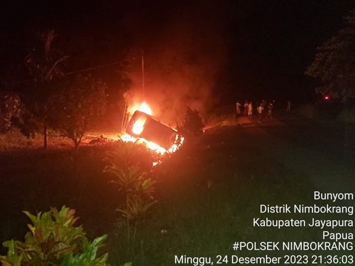 Kecelakaan Bak di Film, Xenia Hindari Truk Sampai Masuk Parit hingga Meledak
