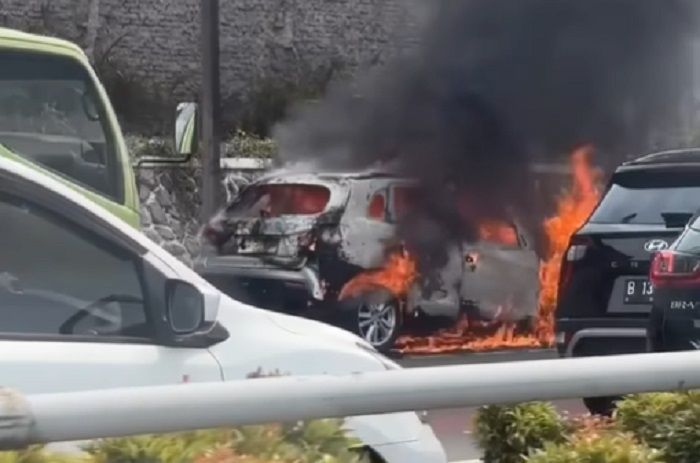 Mobil SUV yang Ditumpangi 3 Wanita Terbakar di Jalan Gatot Subroto