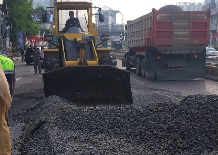 Evakuasi Truk Pengangkut Kerikil yang Terbalik di Cawang Makan Waktu hingga 5 Jam, Sebabkan Kemacetan