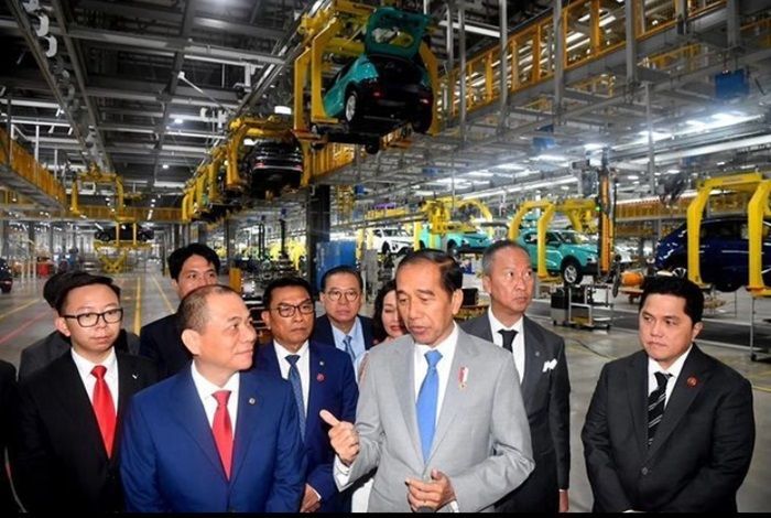 Presiden Jokowi Kunjungi Pabrik VinFast di Vietnam: Dukung Investasi Perluas Ekosistem Mobil Listrik di Indonesia