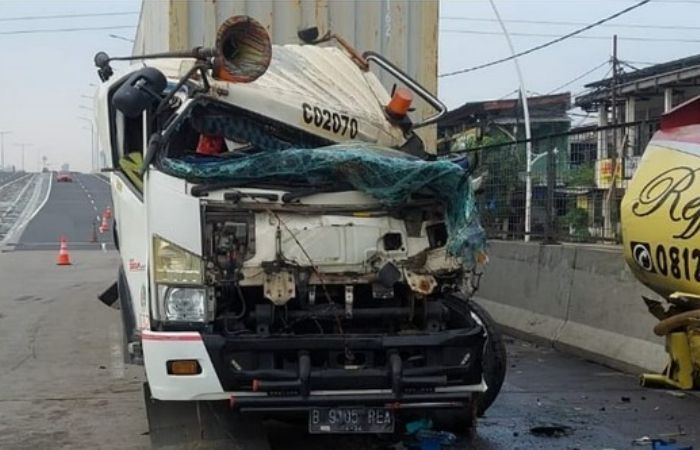 Brak! Kontainer Hajar Truk Tangki Air sampai Ringsek di Tol Ancol, Sopir Diduga Mengantuk