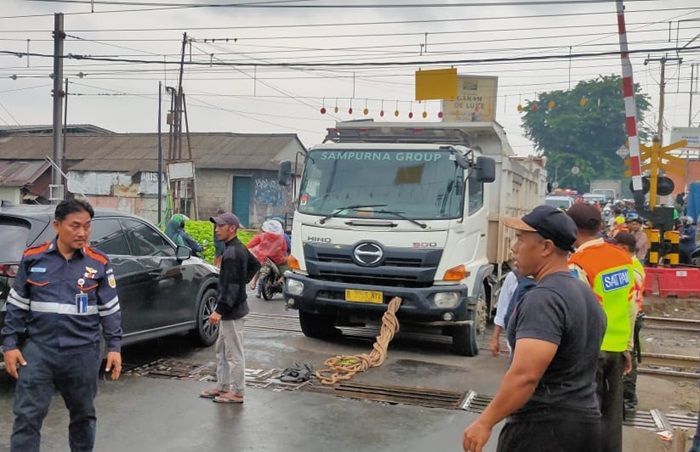 Truk Alami Patah AS di Perlintasan di Serpong, Perjalanan Kereta Terganggu