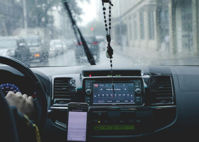 5 Tips Berkendara Aman di Jalan Tol Saat Musim Hujan untuk Hindari Aquaplanning!