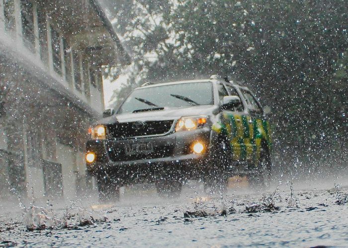 10 Tips Berkendara Aman di Musim Hujan