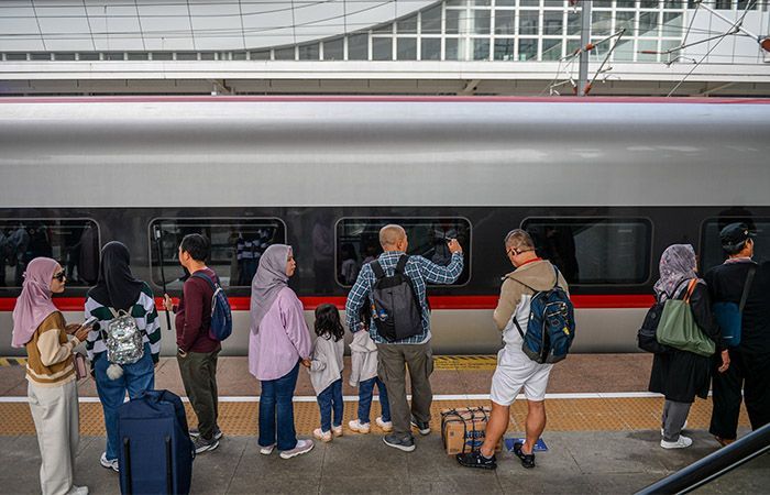 Sudah Ada 2 Juta Penumpang yang Naik Kereta Cepat Whoosh Sejak Beroperasi