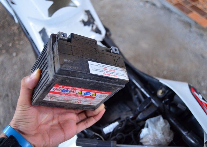 5 Ciri-Ciri Aki Motor Soak dan Penyebab Aki Motor Lemah