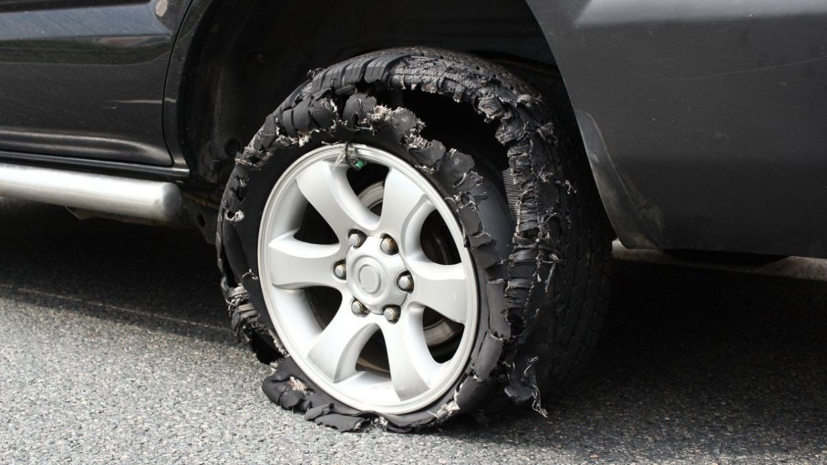Catat, Ini Penyebab Ban Mobil Pecah yang Harus Kamu Ketahui!