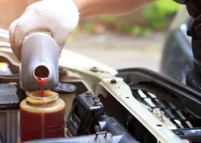 Gak Cuma Oli Mesin, Ini 5 Jenis Cairan di Mobil yang Harus Kamu Periksa Secara Rutin!