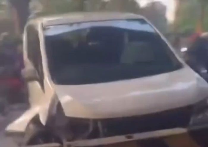 Brak! Nissan Serena Ringsek usai Terlibat Kecelakaan Beruntun di Jakut, Sopir Luka-Luka
