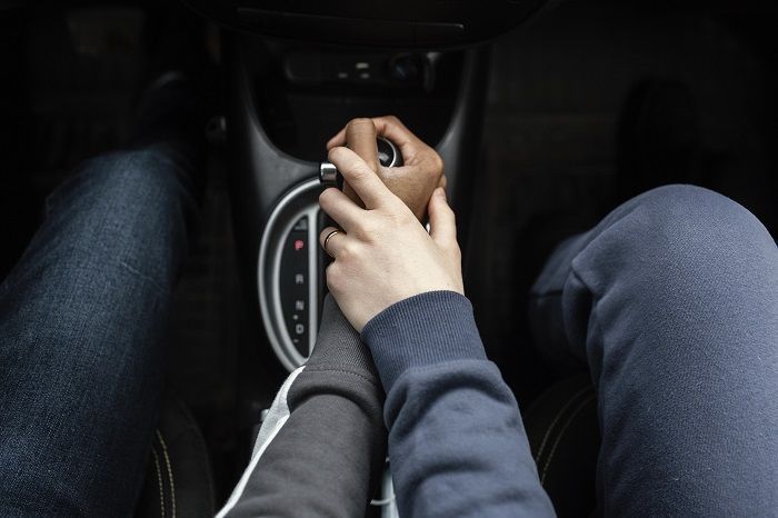 Tips Nyetir Mobil Matic di Tanjakan, Pemula Wajib Paham Triknya!