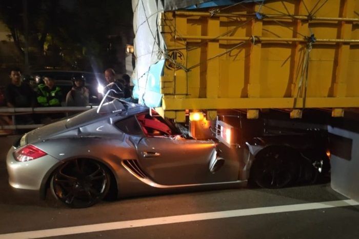 Brak! Porsche Hajar Truk di Tol Dalam Kota hingga Ringsek, Sopir Tewas