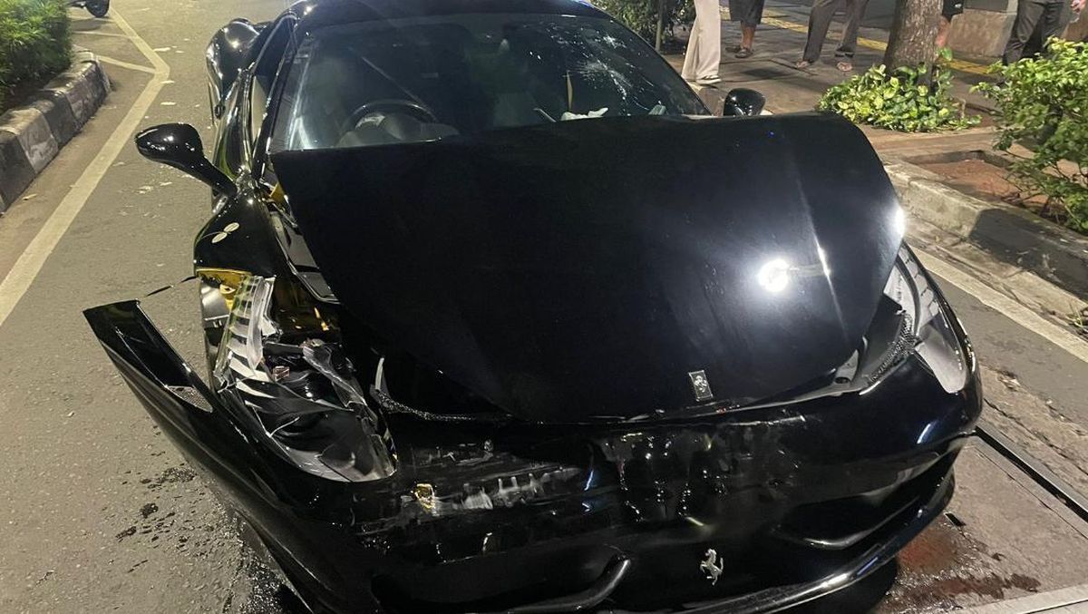 Brak! Ferarri Vs Mercy di Jaksel Sampai Ringsek, Begini Endingnya
