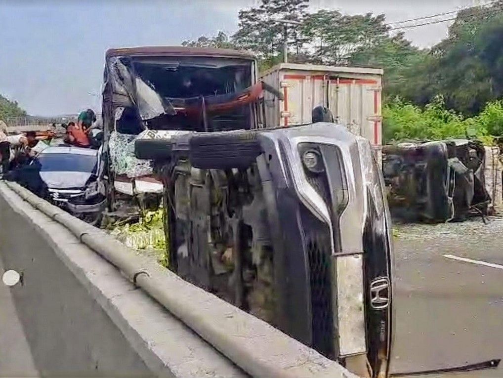 Brak! Kecelakaan Beruntun di Tol Cipularang Libatkan 11 Mobil, Ada Korban Luka-Luka