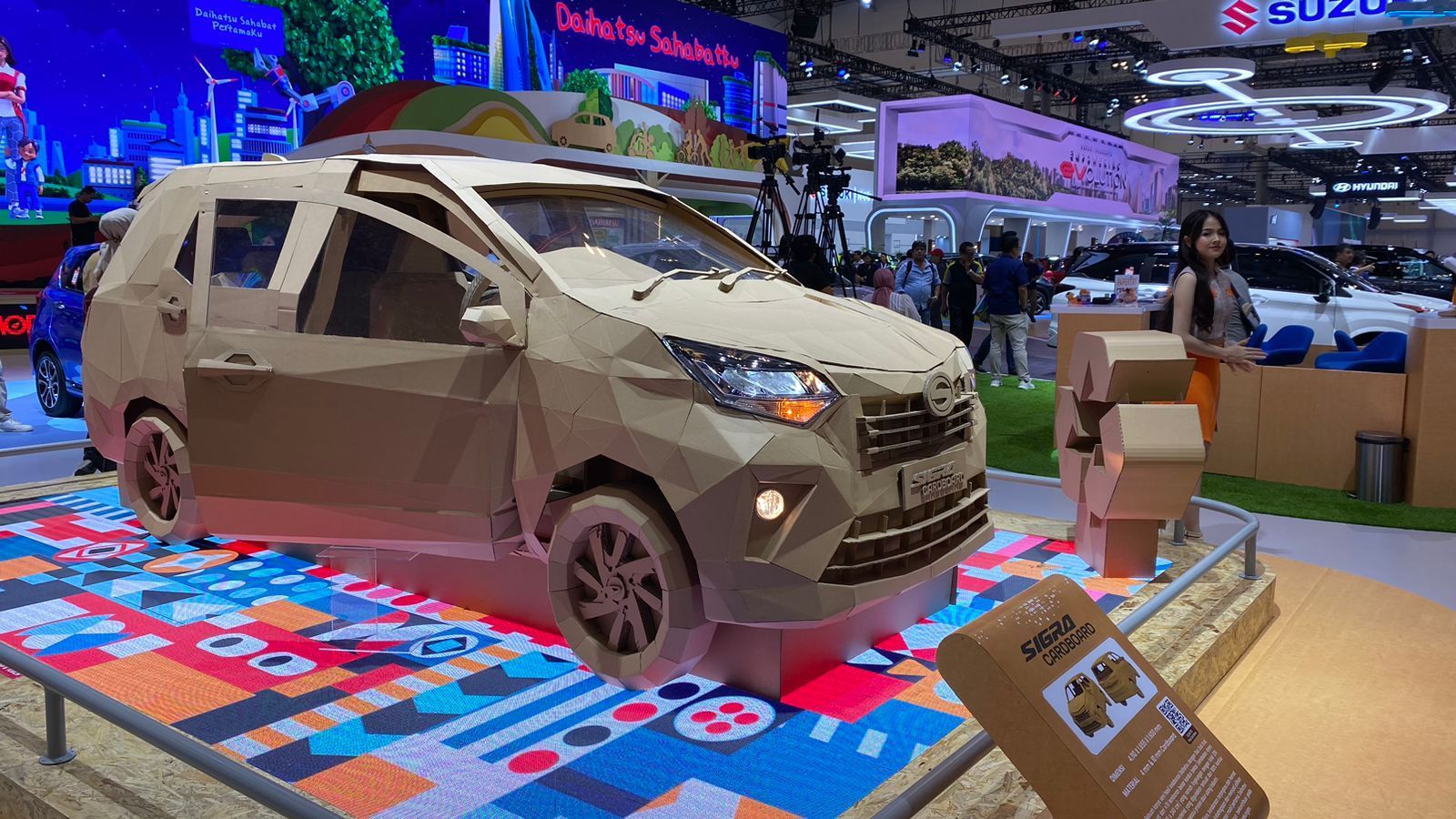 Daihatsu Sigra Kardus Pukau Pengunjung GIIAS 2024: Simbol Inovasi dan Kreativitas Otomotif