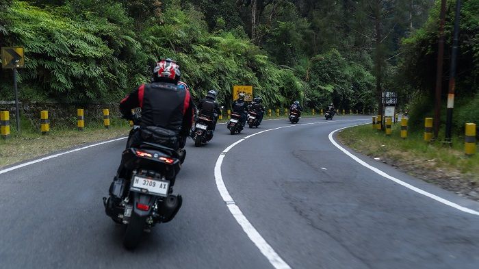 5 Cara Aman Ngerem Motor Matic di Turunan Panjang yang Harus Kamu Pahami, Jangan Panik!