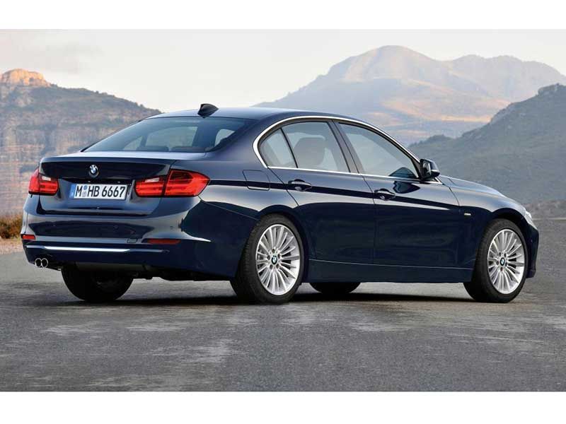 5 Kelebihan BMW F30 320i, Mobil yang Cocok Dibawa Nongkrong Anak Muda!