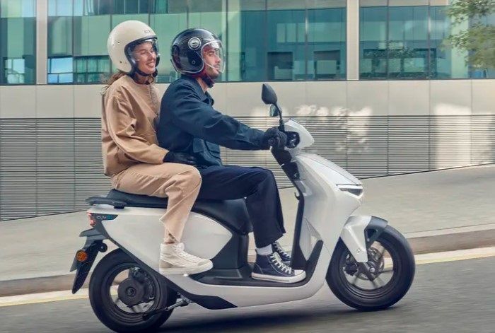5 Cara Aman Mengendarai Motor Listrik di Jalan Raya: Jangan Kasih ke Anak di Bawah Umur!