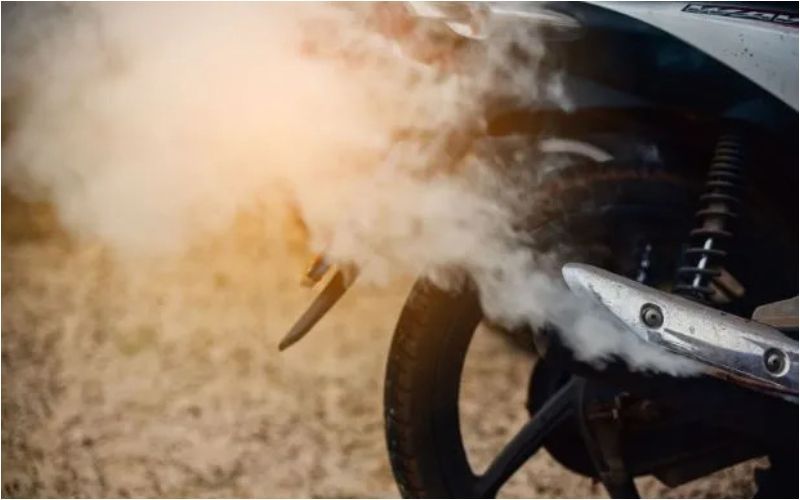 Kenapa Knalpot Motor Matic Ngebul Asap Putih? Simak Penyebab yang Harus Kamu Ketahui!