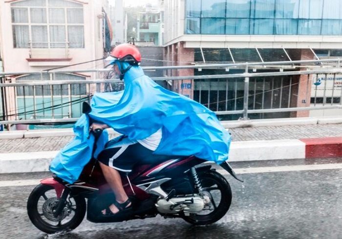Bahaya Jas Hujan Ponco bagi Pengendara Motor: Keselamatan Kamu Nomor 1!