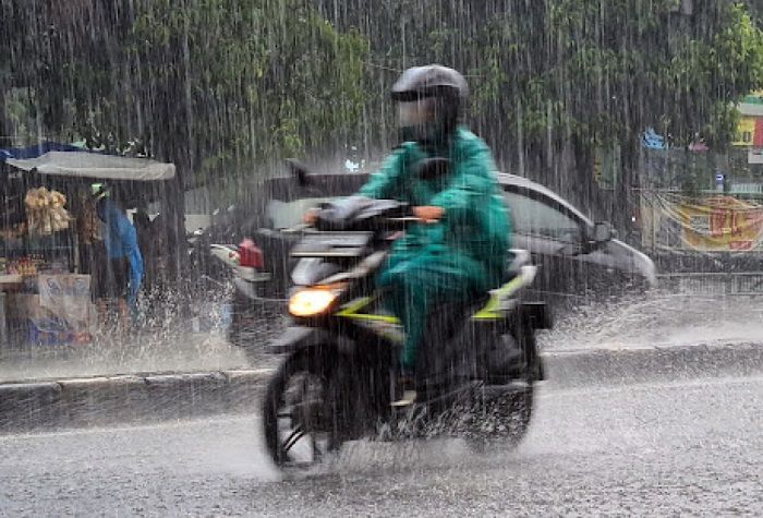 Berkendara Aman saat Hujan: Jangan Melebihi Kecepatan 40 Km/Jam!