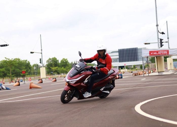 Honda PCX 160 vs Yamaha Nmax Turbo Terbaru: Perbandingan Spesifikasi, Fitur dan Harga Terbaru!