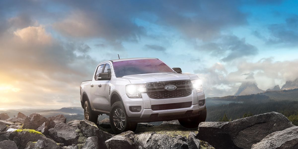 5 Perbandingan Ford Ranger XL Terbaru 2025 vs Toyota Hilux Double Cabin, Mana yang Terbaik?